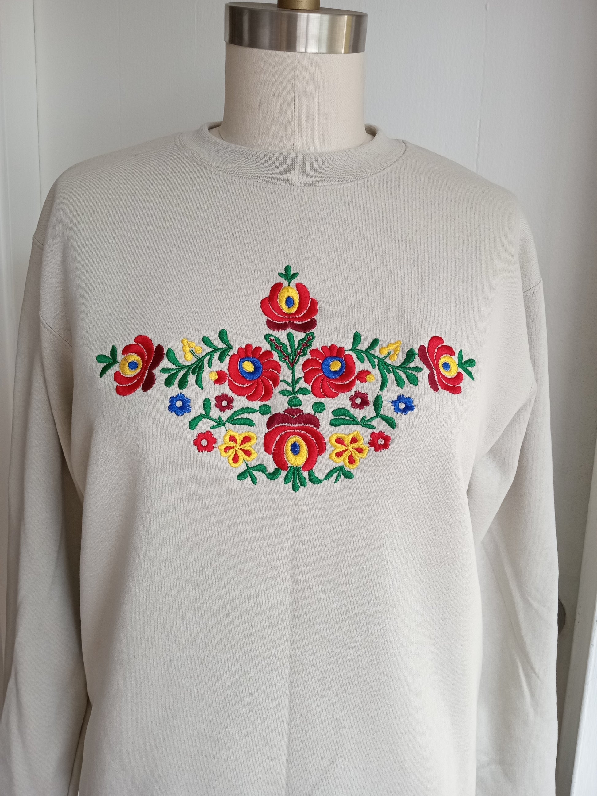 Embroidered Matyo sweatshirt Sand2