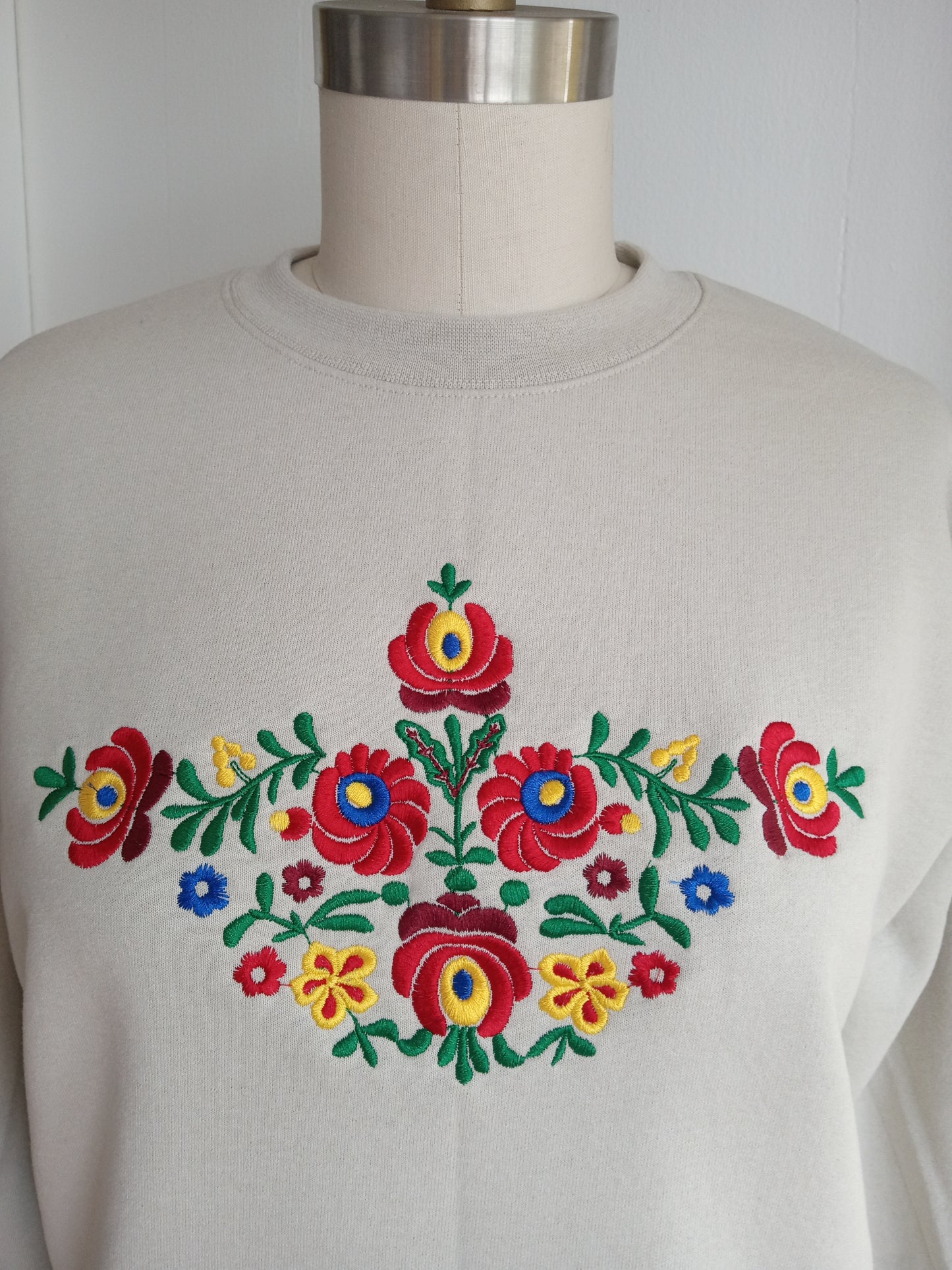 Embroidered Matyo sweatshirt Sand3