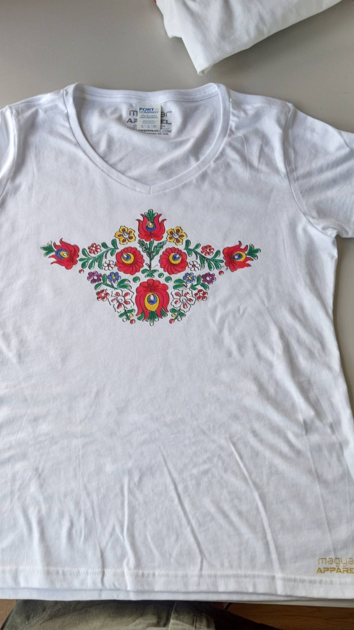 White women’s V-neck shirt with hand-painted wide Matyó floral design